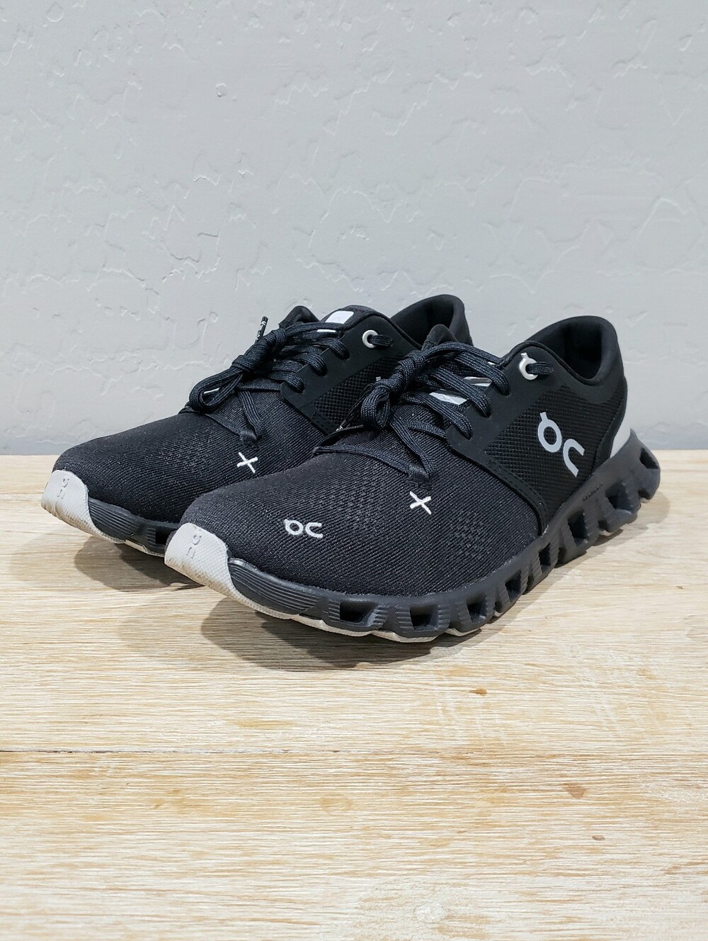 ON CLOUD Women's Cloud X 3 Athletic Sneakers (8.5) Black/White